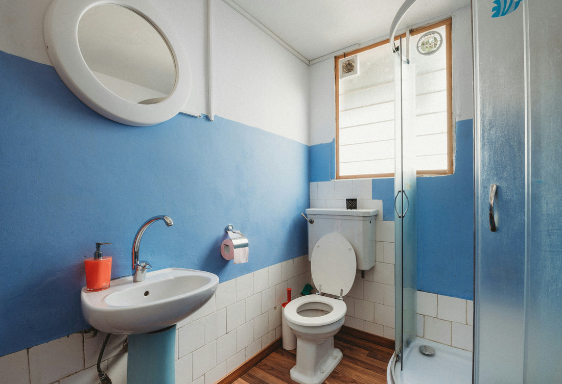 [CLEANMENT] Why Your Bathroom Still Smells After Scrubbing (The Science of Neutralization)