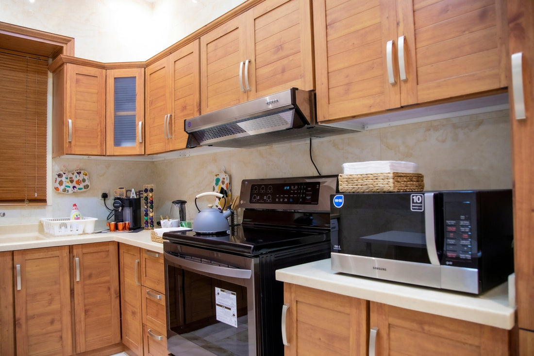 [CLEANMENT] The "Steam Dissolution" Method: How to remove sticky kitchen grease from wooden cabinet doors