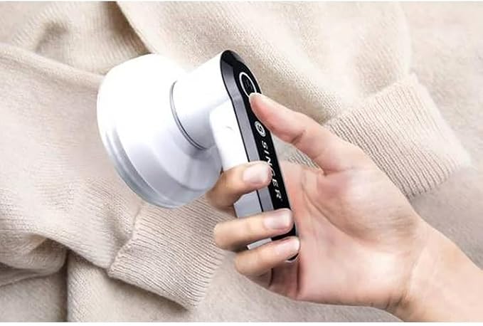 SINGER?? Compact & Portable Fabric Shaver and Lint Remover | Battery operated device, 3 stainless steel blades, detachable catcher, easy to clean - Image 11