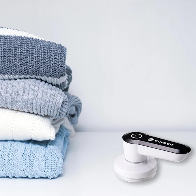 SINGER?? Compact & Portable Fabric Shaver and Lint Remover | Battery operated device, 3 stainless steel blades, detachable catcher, easy to clean - Image 9
