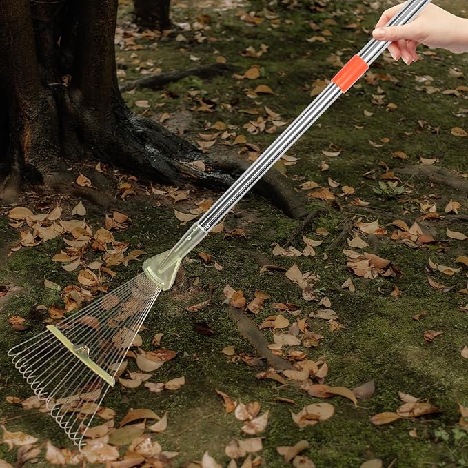 18-Tine Retractable Garden Rake with Stainless Steel Handle for Lawn and Leaf Cleaning, 80cm Telescopic Grass Rake Suitable for Flower Farming and Shrub Maintenance